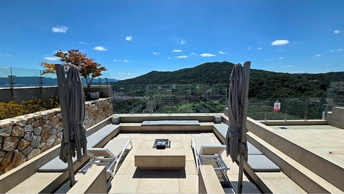 Luxury Apartments in Seoul: What They’re Really Like to Live In Infinity pool and mountain view at Gaepo Xi Presidence