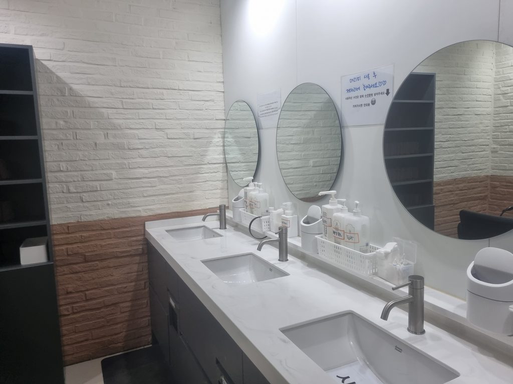 Wash area inside Abijou Clinic Cheongdam in Seoul