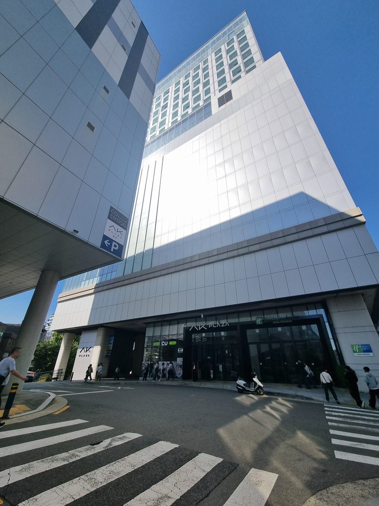 Holiday Inn Express Seoul Hongdae hotel entrance in the AK Plaza building